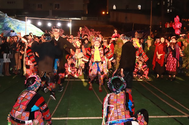 Múa sạp trong lễ hội của người Lô Lô ở Mèo Vạc. ảnh: Thanh Thủy