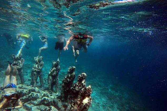 Lặn biển ngắm tượng đá là hoạt động tại đảo Gili Meno. Ảnh: Gili Meno in Indonesia.