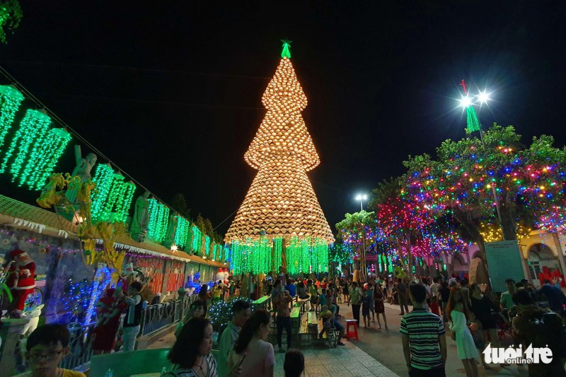 Cây thông khổng lồ làm từ 2.100 nón lá, cao gần 30m ở Biên Hòa - Ảnh 1.