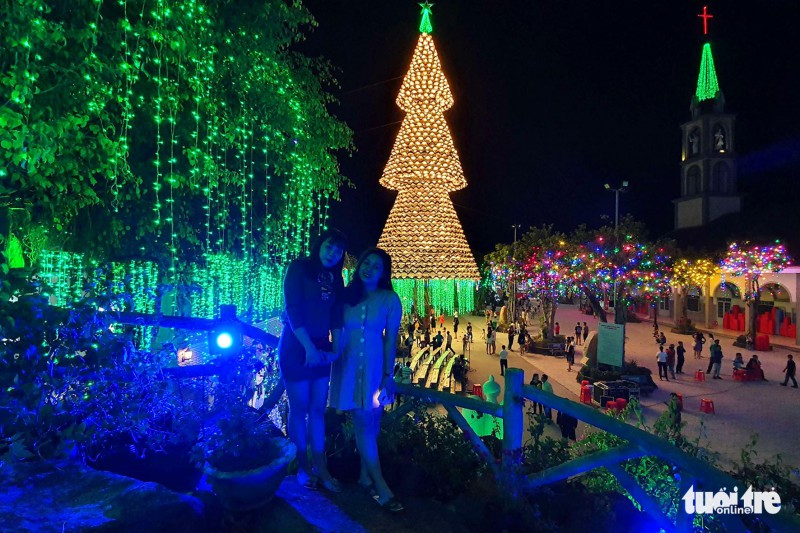 Cây thông khổng lồ làm từ 2.100 nón lá, cao gần 30m ở Biên Hòa - Ảnh 4.