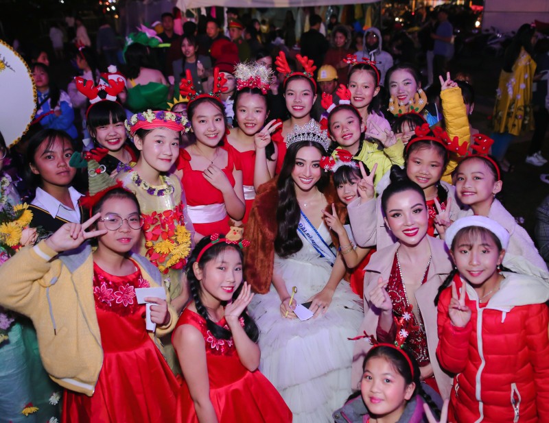 Văn hoá - Festival Hoa Đà Lạt: Lương Thùy Linh hóa “công chúa tuyết” xinh đẹp (Hình 4).