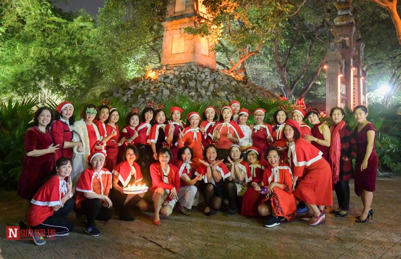 Văn hoá - Không khí Giáng sinh tràn ngập trên đường phố Hà Nội (Hình 10).