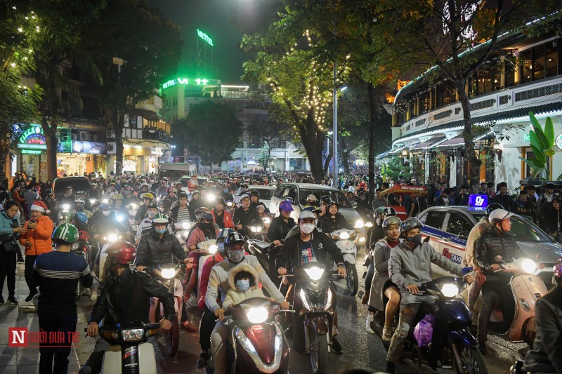 Văn hoá - Không khí Giáng sinh tràn ngập trên đường phố Hà Nội (Hình 4).