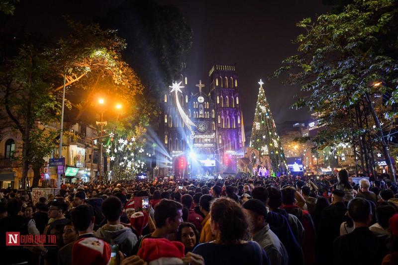 Văn hoá - Không khí Giáng sinh tràn ngập trên đường phố Hà Nội (Hình 3).