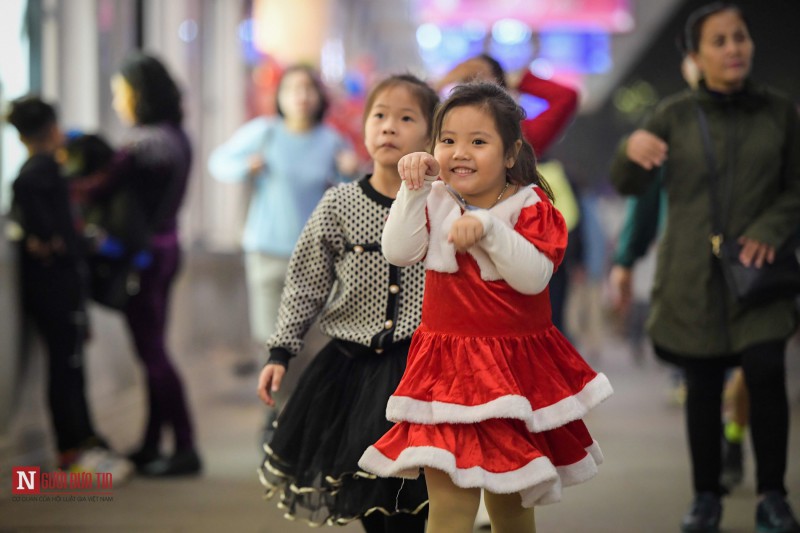 Văn hoá - Không khí Giáng sinh tràn ngập trên đường phố Hà Nội (Hình 6).