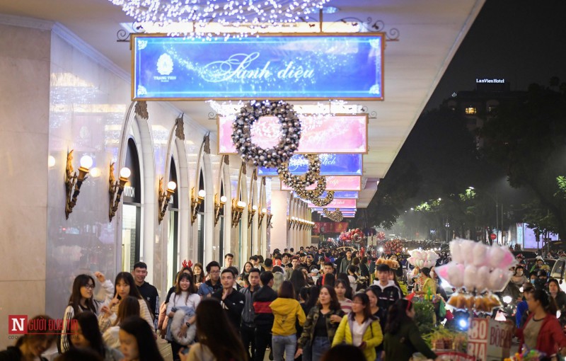 Văn hoá - Không khí Giáng sinh tràn ngập trên đường phố Hà Nội