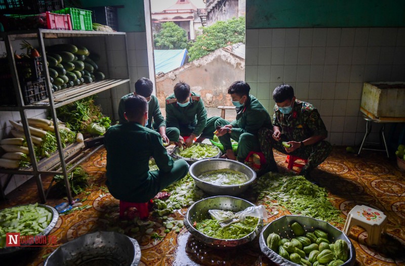 Tin nhanh - Lạng Sơn: Nhộn nhịp căn bếp ấm tình quân dân tại trại cách ly