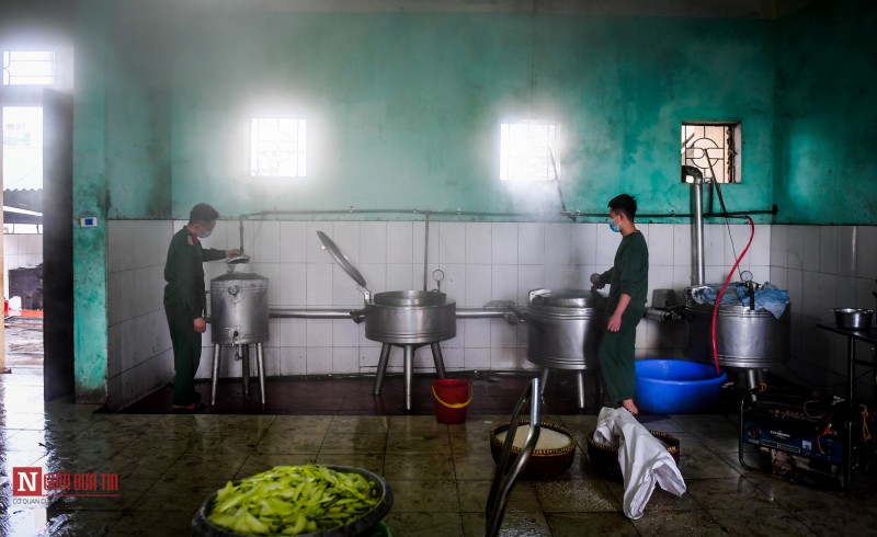Tin nhanh - Lạng Sơn: Nhộn nhịp căn bếp ấm tình quân dân tại trại cách ly (Hình 3).