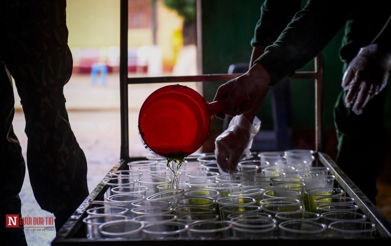 Tin nhanh - Lạng Sơn: Nhộn nhịp căn bếp ấm tình quân dân tại trại cách ly (Hình 9).