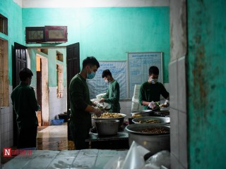 Lạng Sơn: Nhộn nhịp căn bếp ấm tình quân dân tại trại cách ly