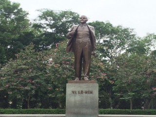 Đoàn đại biểu Đảng, Nhà nước dâng hoa tại tượng đài V.I. Lenin