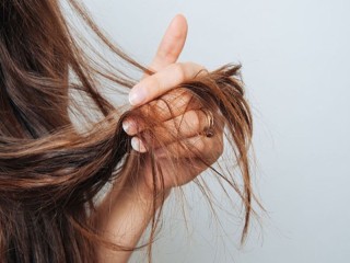 Dùng phấn rôm cho tóc có hại không?