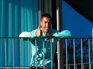 Ngồi cách ly trên ban công, C.Ronaldo vẫn nở nụ cười tươi rói