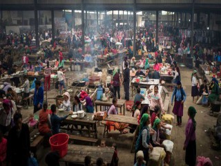 Cùng đồng bào ở chợ phiên Yên Minh